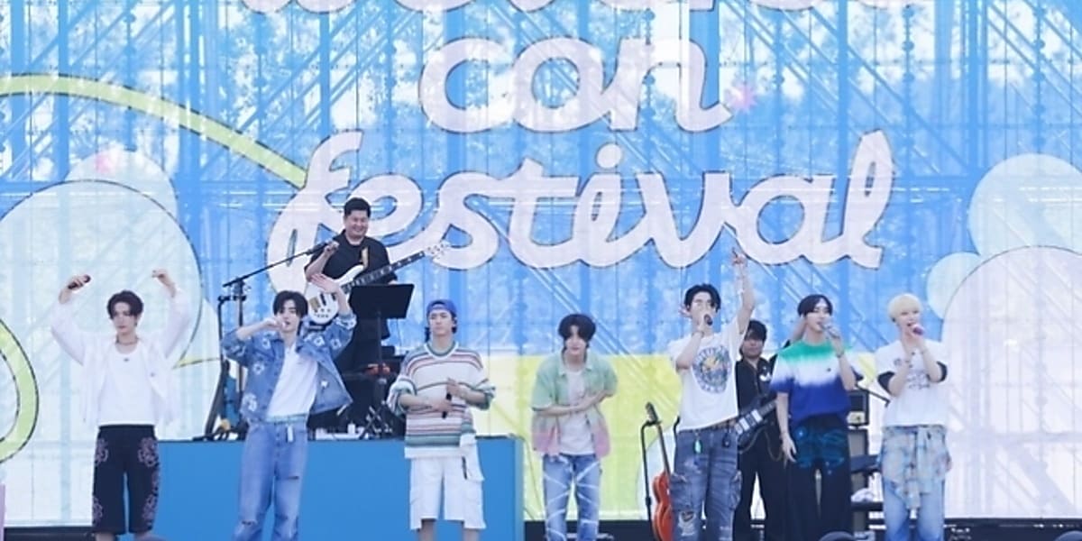 ENHYPENが「2024 Weverse Con Festival」で爽やかなステージとダークファンタジーのパフォーマンスを披露。
