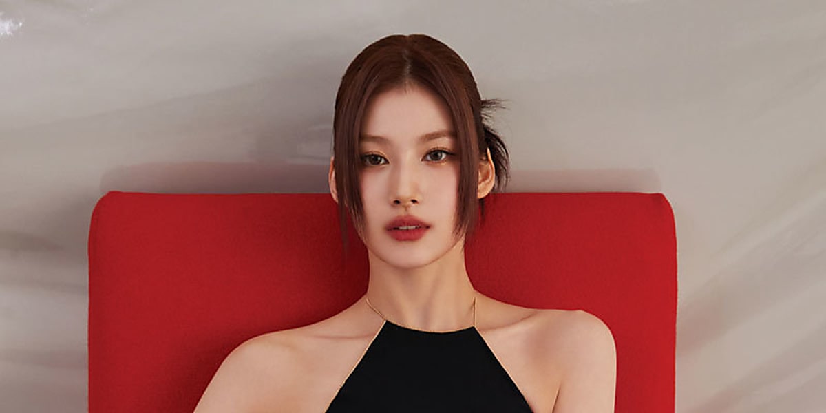 TWICEのサナがファッショングラビアで魅惑的なビジュアルを披露。