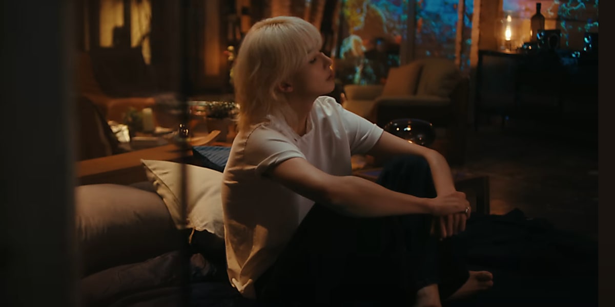 SEVENTEENが新アルバム「SPILL THE FEELS」のタイトル曲「LOVE, MONEY, FAME」の予告映像を公開。愛の意味を問う内容で、ファンの期待が高まる。  
