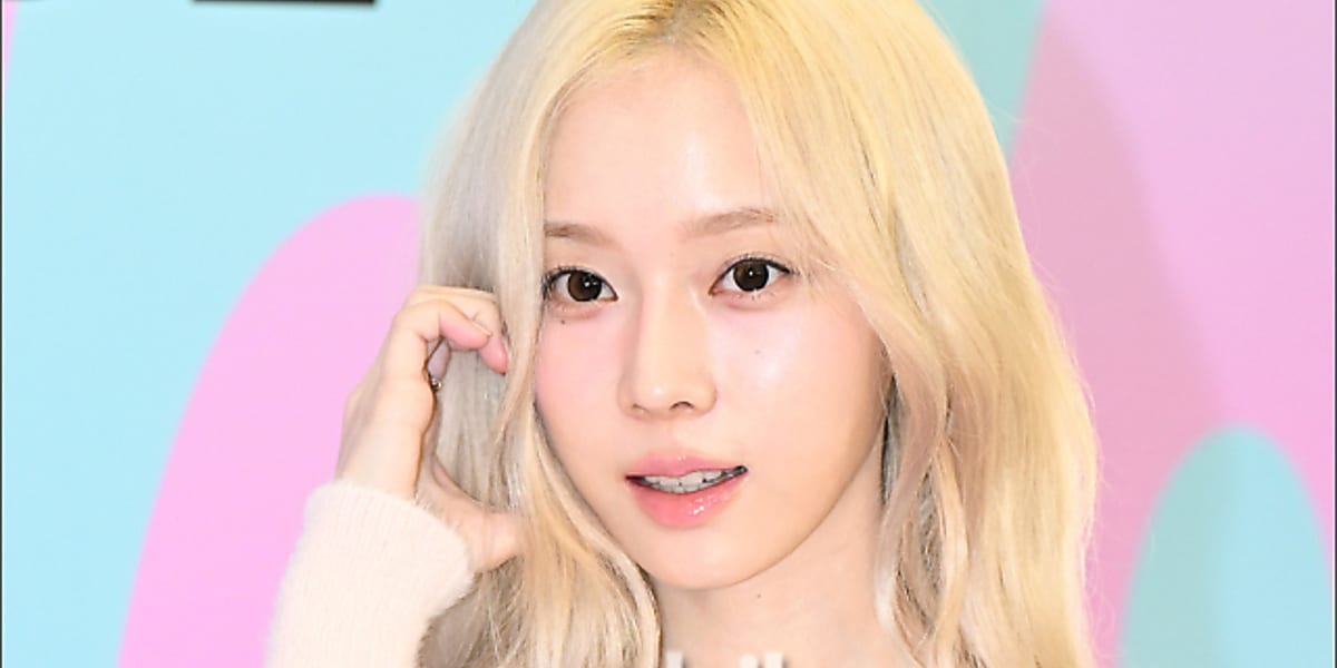 aespa's WINTER reveals her mother's beautiful young photos, showcasing their striking resemblance and receiving praise from fans.