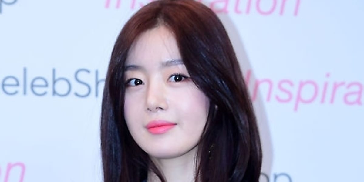 元Secretのソナが不仲説の影響でSNSコメント欄を閉鎖。ジウンの結婚式には参加せず、再び注目を集めている。  