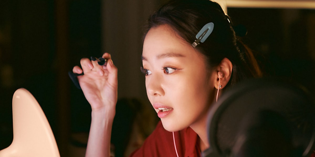 Sonna joins comedy "Pilot" as Han Jungmi, supporting brother's job search with unique energy. Explosive reactions to content build anticipation for summer release.