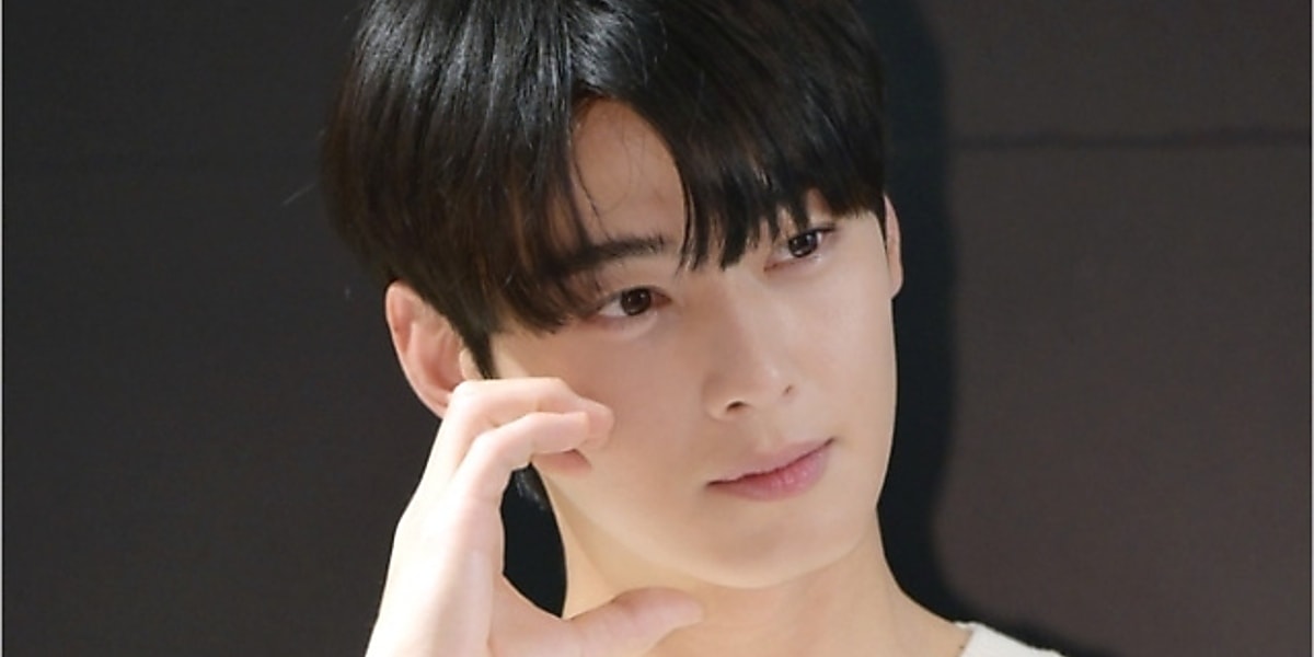 Cha Eun-woo of ASTRO receives a cultural award, proving his positive influence and commitment to promoting Korean culture globally.