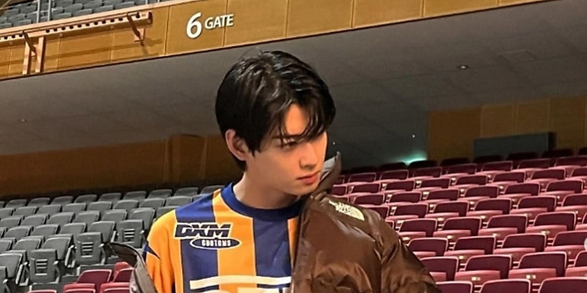 Cha Eun-woo of ASTRO flaunts a refined winter look on Instagram, wearing denim and a new down jacket, impressing fans with his style.