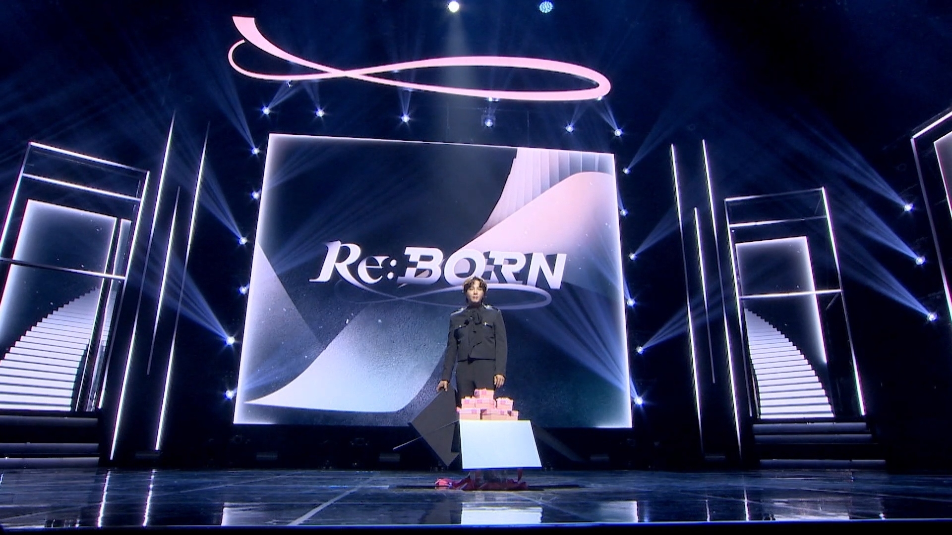 K-POPリアリティサバイバル「Re:Born」が始まり、12組のグループが日本デビューを目指して競い合う。  