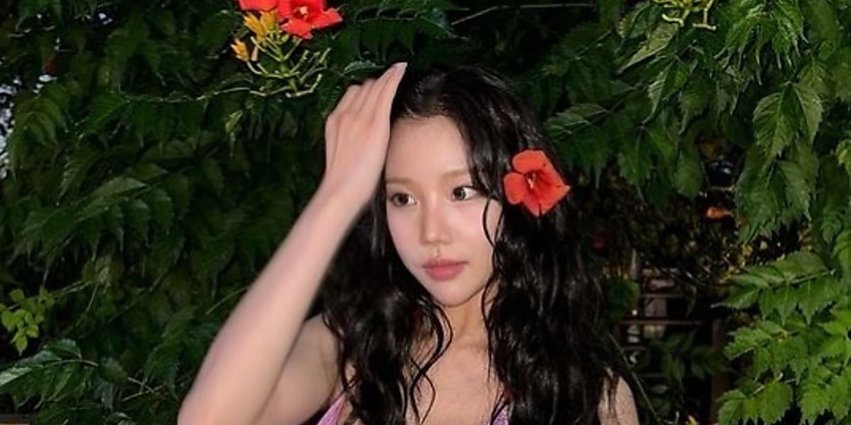 MOMOLANDのジュイが大胆なビキニ姿をInstagramに公開。紫色のビキニでグラマラスな姿を披露。