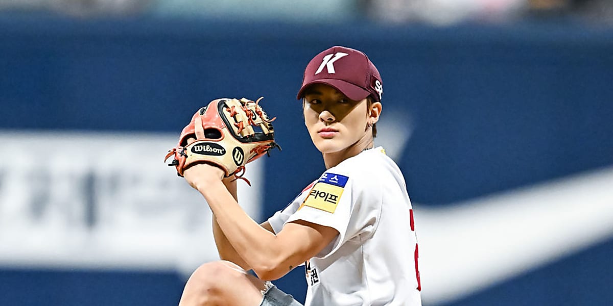 【PHOTO】THE BOYZ エリック、始球式に登場…見事な投球を披露 Kstyle