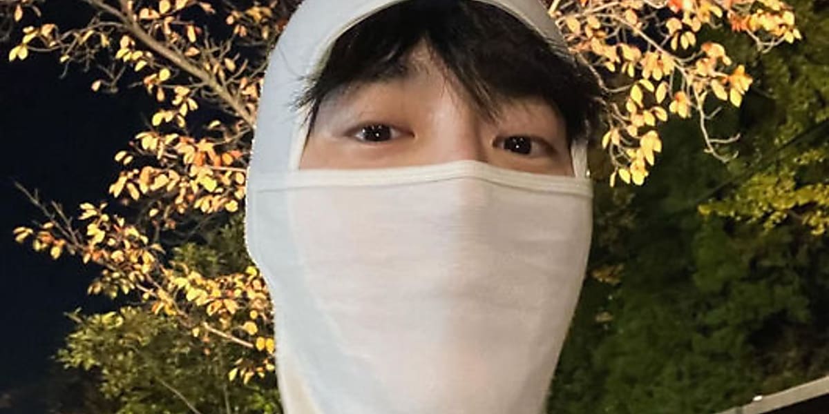 EXOのスホがSNSにジョギングルックの写真を投稿し、バラクラバ姿でも美しさを証明した。  