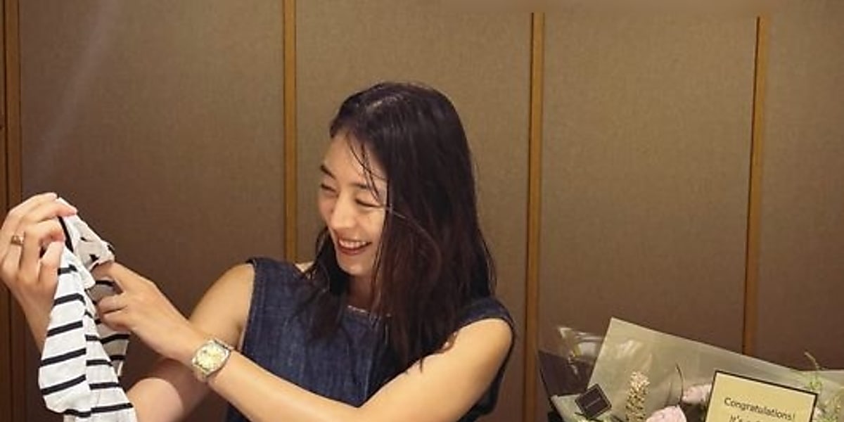 女優イ・ヨニが少女時代のメンバーからベビー服をプレゼントされ、喜びの笑顔を見せた。  