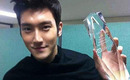 SUPER JUNIOR シウォン、トロフィーを持って一人で屋台へ