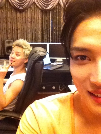 JYJ ジェジュン＆ジュンス、家での仲良しショットを公開 - Kstyle