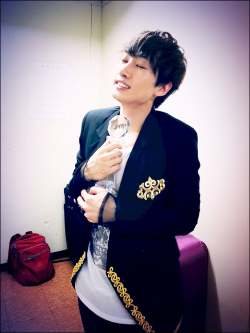 SUPER JUNIOR ウニョク、1位を記念して開いた食事会での写真を