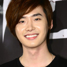 イ・ジョンソク“可愛くVサイン”