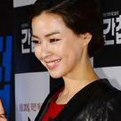 【PHOTO】イ・ハニ、映画「スパイ」VIP試写会に登場“ブラックとレッドの組み合わせ”