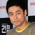 【PHOTO】チ・ジニ、映画「スパイ」VIP試写会に登場“蛍光イエローのTシャツがポイント”