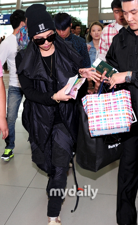 PHOTO】BIGBANGのG-DRAGON「ALIVE GALAXY TOUR 2012」で出国