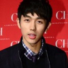 【PHOTO】2AM スロン「CAROLINA HERRERA」のイベントに登場“目立つ赤いシューズ”