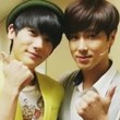 ZE:A ヒョンシク、東方神起 ユンホとのツーショット公開…“イケメン同士でそっくり?”
