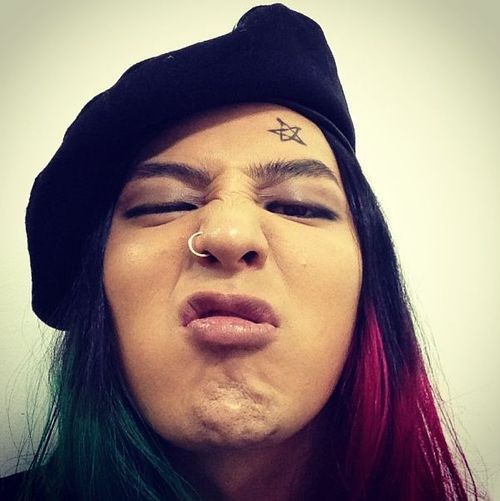 BIGBANGのG-DRAGON、赤＆緑ヘアにベレー帽の個性的なセルフショット