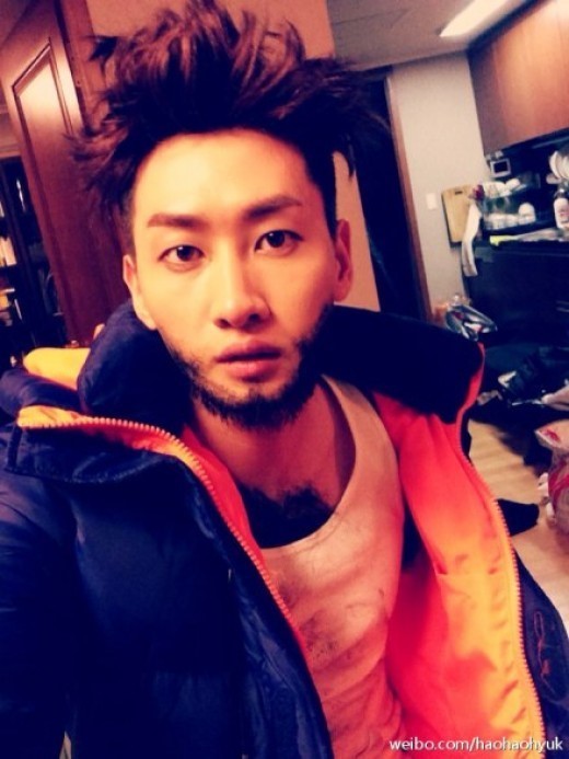 Super Junior ウニョク あごひげと胸毛が生えたセルフショット 衝撃 Kstyle