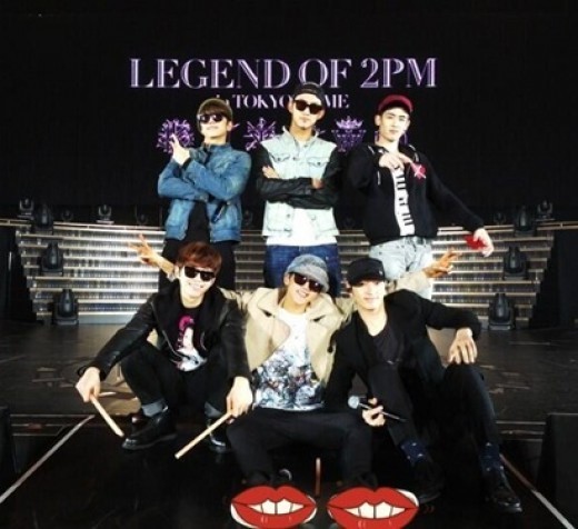 2PM、東京ドーム公演のリハーサル後に撮った写真を公開“クール vs キュート” - Kstyle