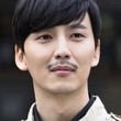 「サメ」キム・ナムギル、現場スチール写真を公開…深い眼差しで“見つめているのは誰？”