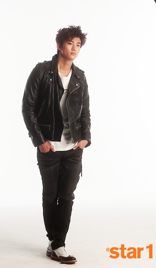 PHOTO】2PM テギョン“ライダースジャケットに印象的な眼差し” - Kstyle