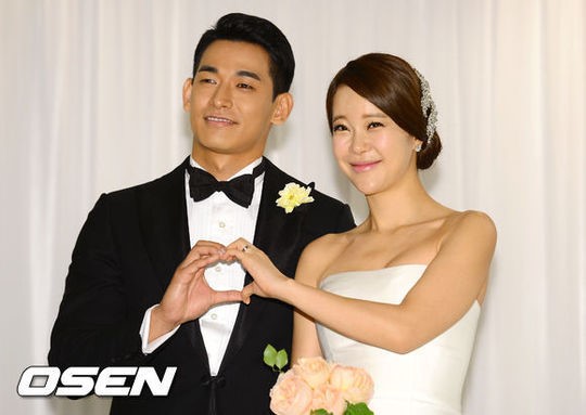 【PHOTO】ペク・チヨン＆チョン・ソグォン、本日(2日)結婚“美しいキス” Kstyle