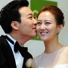 【PHOTO】チャン・ユンジョン＆ト・ギョンワン、結婚式の記者会見開催“愛のキス”