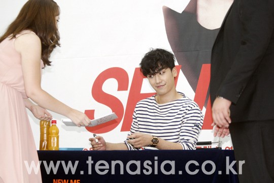 PHOTO】BIGBANGのV.I、ソロアルバム発売記念サイン会を開催“ファン