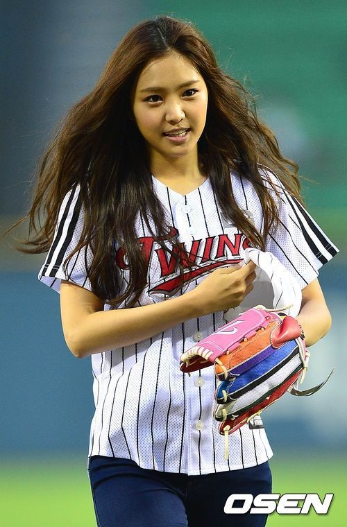 PHOTO】Apink ソン・ナウン、プロ野球の試球式に参加“輝く美貌