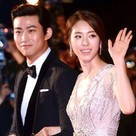 【PHOTO】2PM テギョン&イ・ヨニ「釜山国際映画祭」レッドカーペットに登場“優しく腕を組んで”