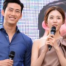 【PHOTO】2PM テギョン&イ・ヨニ「結婚前夜」野外舞台挨拶に参加“お似合いの二人”