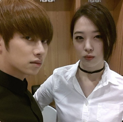 SUPER JUNIOR ヒチョル、f(x) ソルリと甘いツーショット「手をつないで