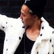 BIGBANGのG-DRAGON、厚手のコートでファッショニスタを証明“一歩先を行くファッション”