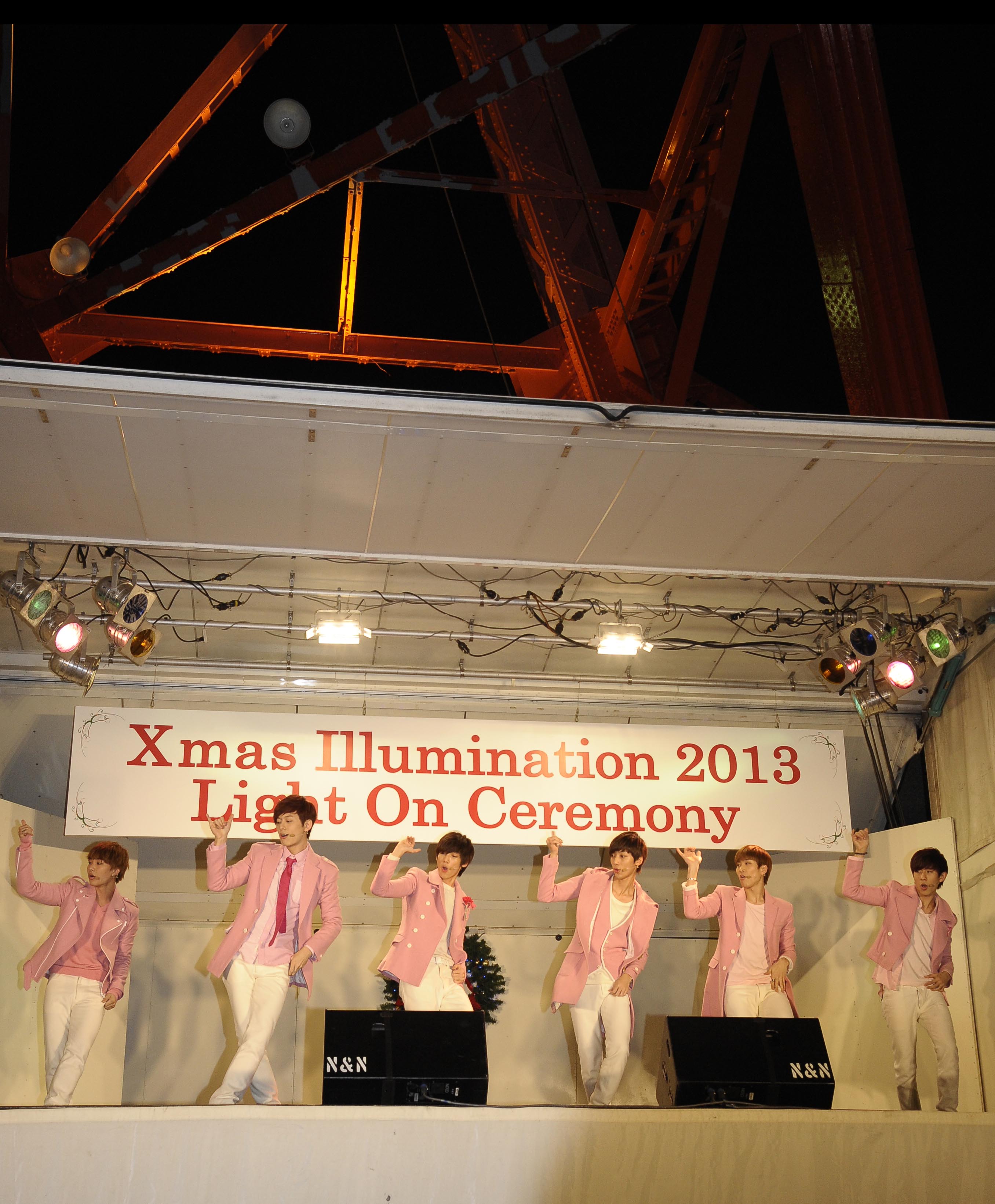 Boyfriend aの浦田直也らと共に東京タワーのクリスマス イルミネーション点灯式に参加 Kstyle