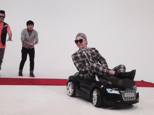 Bigbangのg Dragon 週刊アイドル セット場で車に乗って縦横無尽 チョン ヒョンドンは 心配 Kstyle