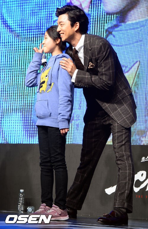 サスペクト コン ユ 子供ファンのために姿勢を低くし 優しいファンサービス Kstyle