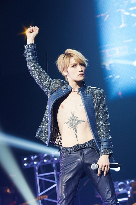 PHOTO】JYJ ジェジュン「ASIA TOUR CONCERT IN OSAKA」でファンに挨拶 