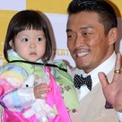 【PHOTO】秋山成勲＆サランちゃん「KBS芸能大賞」のレッドカーペットに登場