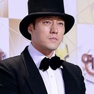 【PHOTO】ソ・ジソブ「2013 SBS演技大賞」レッドカーペットに登場“魔法使いのようなスタイル”