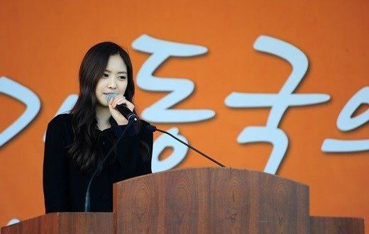 Apink ソン・ナウン、大学の入学式で挨拶する姿をキャッチ！“輝く美貌