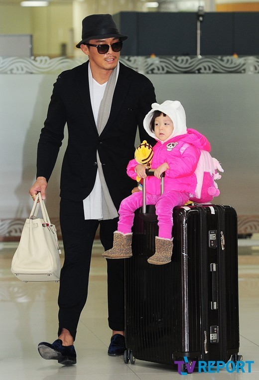 秋山成勲 サランちゃん親子 莫大な広告モデル料を全額寄付 Kstyle