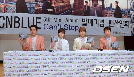 PHOTO】CNBLUE「Can't Stop」発売記念ファンサイン会に登場“花の