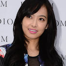 【PHOTO】f(x) ビクトリア、セレクトショップ「DIOMM」オープンイベントに出席“華やかな花柄ジャケット”