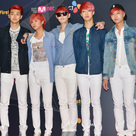 【PHOTO】Ledapple、4/2開催「M COUNTDOWN」日本公演の記者会見に登場！“全員お揃いの赤い髪”