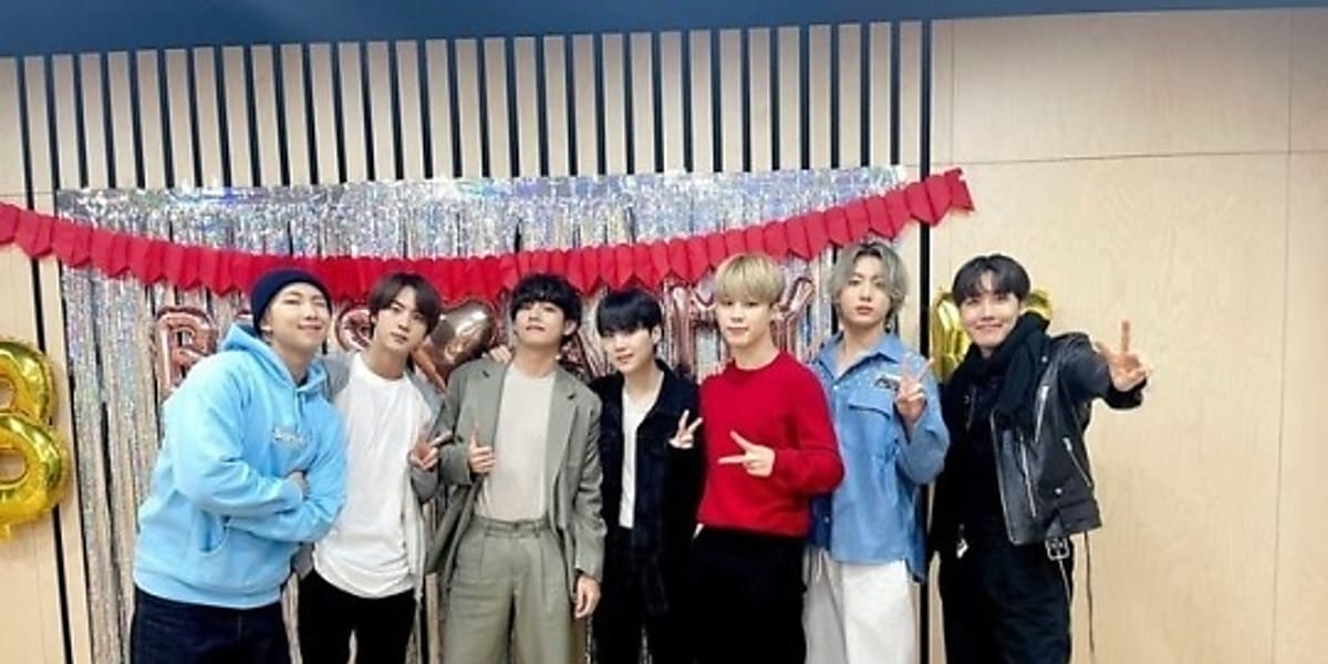 BTS（防弾少年団）、生配信を終えて集合写真を公開…7人7色の魅力