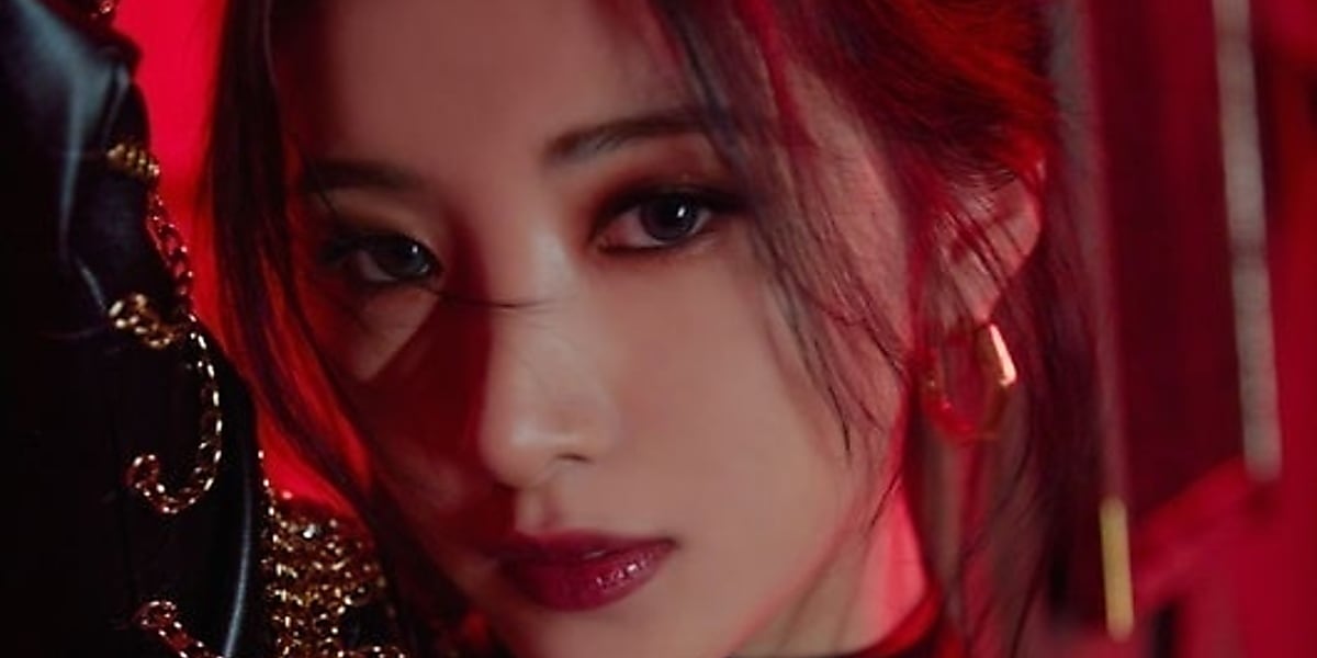 日本人メンバーも！PURPLE KISS、1stミニアルバム「INTO VIOLET」ユキ