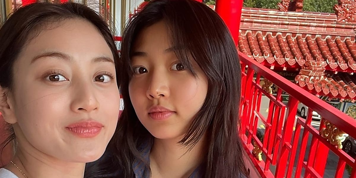 モデルのイ・ハウムがInstagramで姉のTWICEジヒョとの台湾旅行写真を公開。姉妹の仲睦まじい姿が話題。