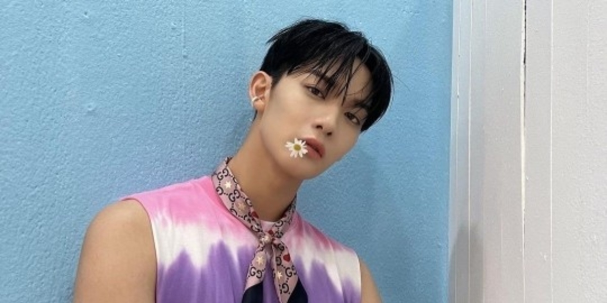 CIX ベ・ジニョン、花をくわえてセクシーな眼差し…完璧な CIX ベ・ジニョン、花をくわえてセクシーな眼差し…完璧な